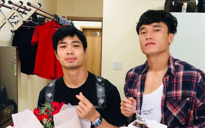 Bùi Tiến Dũng 'cà khịa' Công Phượng khi mua hoa tặng vợ