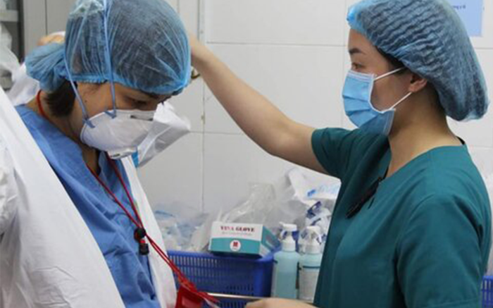 Nữ điều dưỡng chăm sóc bệnh nhân mắc COVID-19 mỗi ngày 12 tiếng đã bị nhiễm virus