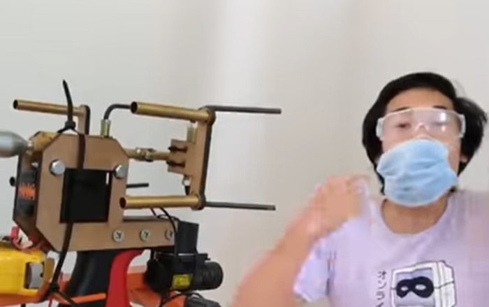 Chàng trai Mỹ sáng chế súng bắn khẩu trang mùa dịch COVID-19