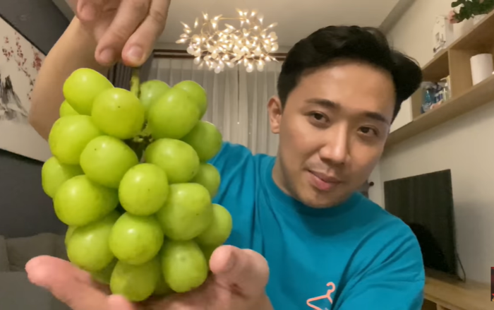 Trấn Thành review chùm nho được tặng có giá lên tới 11 triệu, Quỳnh Trần JP mời sang Nhật để ăn tiếp