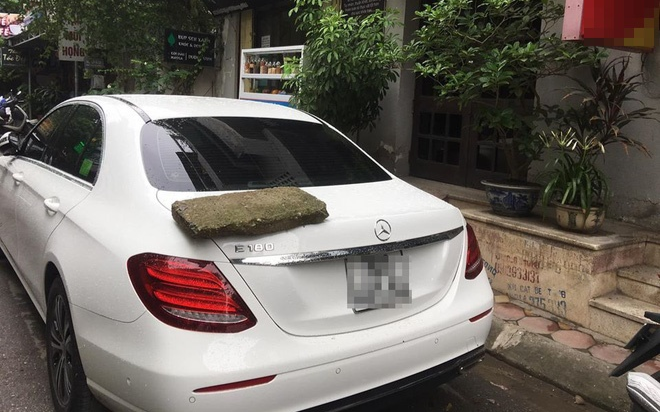 Đỗ ô tô chắn lối cửa ra vào, chủ nhà quyết định xử đẹp theo cách nhẹ nhàng nhưng lại khiến chủ xe 'khóc thét'