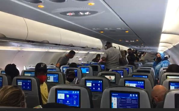 Hành khách hoảng loạn bị đuổi xuống máy bay vì bé gái 'cứng đầu' không chịu đeo khẩu trang