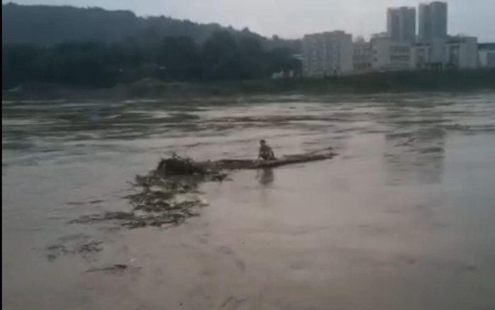 Nhảy sông tự tử vì tình rồi hối hận, cô gái bám khúc gỗ trôi dạt 81km về nhà