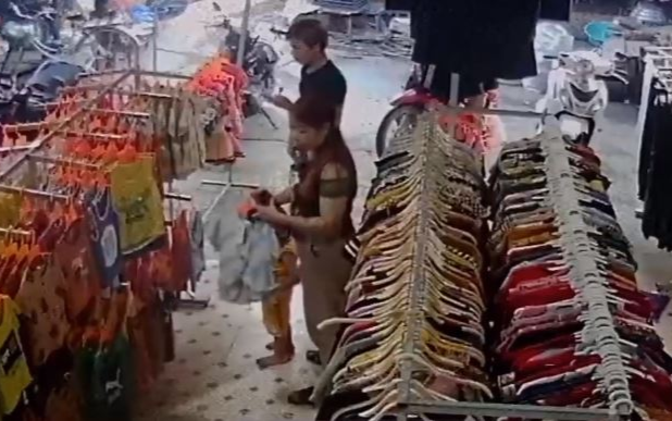 Hé lộ clip nữ nghi phạm cùng người yêu đưa bé trai đi mua quần áo mới để thay đổi nhận dạng