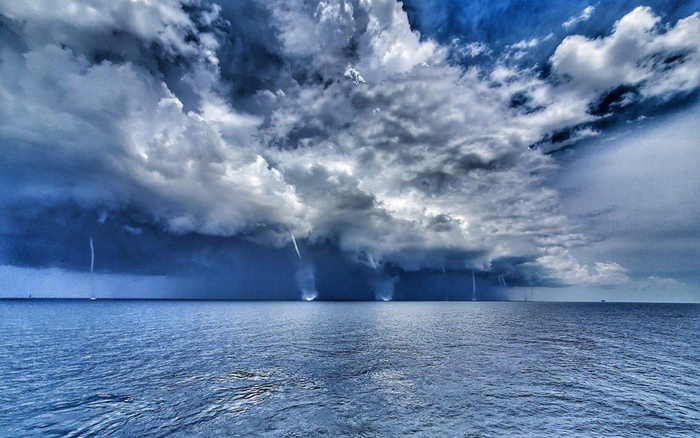 Xem 6 vòi rồng khổng lồ hút nước như 'ngày tận thế' trên vùng biển Mỹ