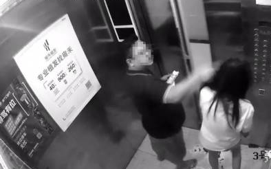 Trở về nhà lúc nửa đêm, người phụ nữ bất ngờ bị kẻ lạ đánh đập trong thang máy