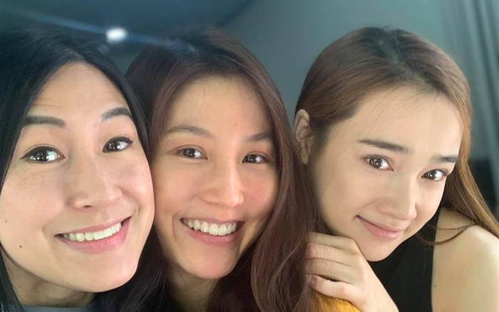 Rũ bỏ phấn son, Diễm My 9X bị 'chặt đẹp' bởi nhan sắc rạng rỡ của 'gái một con' Nhã Phương