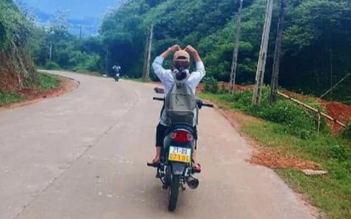 Nữ sinh lớp 10 đi xe máy thả hai tay tạo hình trái tim bị xử phạt, tạm giữ phương tiện