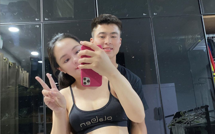 Duy Mạnh hạnh phúc ôm bụng bầu của Quỳnh Anh những tháng cuối thai kì