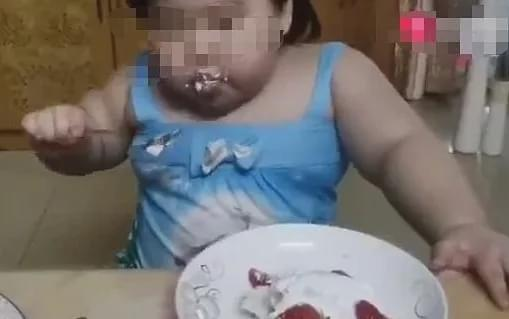 Bé gái 3 tuổi bị bố mẹ 'vỗ béo' tới 35kg để livestream kiếm tiền