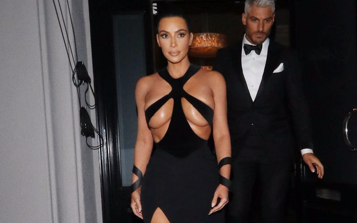 Chị em nhà Kardashian-Jenner thích mặc váy xuyên thấu, cắt xẻ tức mắt khán giả