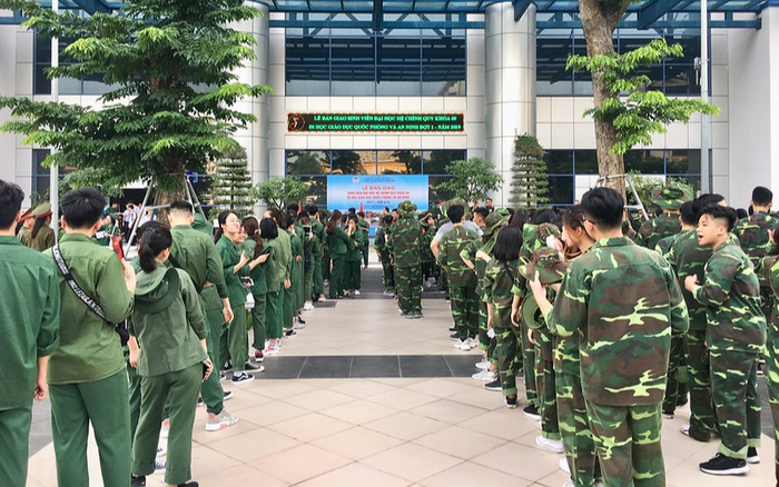 Nhiều sinh viên ĐH Kinh tế Quốc dân đi học quân sự bị đau bụng sau bữa ăn tối, phải nhập viện cấp cứu