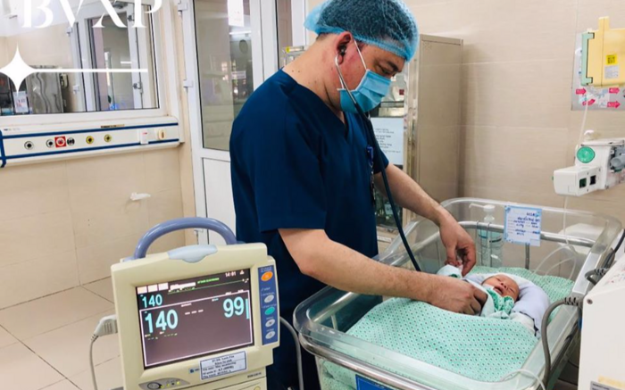 Người tự xưng là ông bà ngoại bé trai sơ sinh 2,2kg bị bỏ rơi trong khe tường ở khu nhà trọ đến nhận cháu