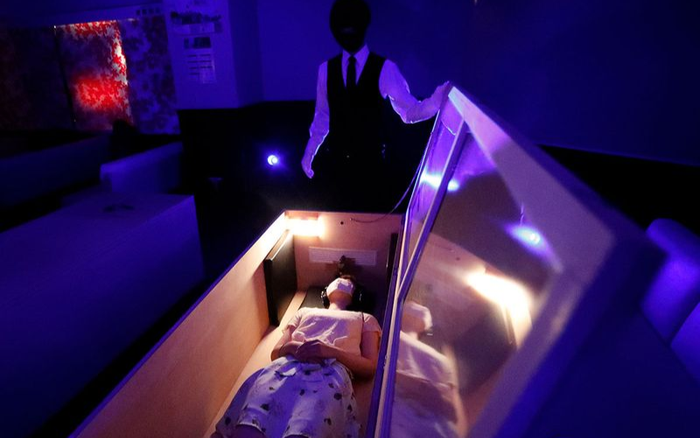 Dịch vụ nằm trong quan tài để xả stress do COVID-19