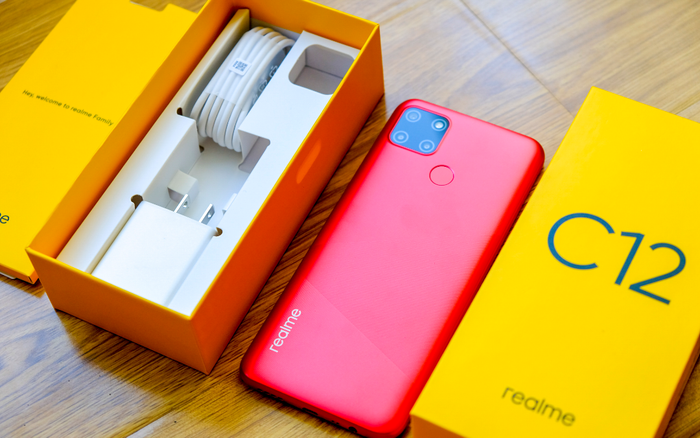 Mở hộp Realme C12 tại VN: Thân máy nhỏ gọn nhưng có pin 6000mAh
