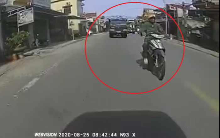 Clip: Xe máy khiến xe ben phía sau bất ngờ do giảm tốc đột ngột, cú lọt gầm sau đó của người đàn ông khiến cư dân mạng dựng tóc gáy