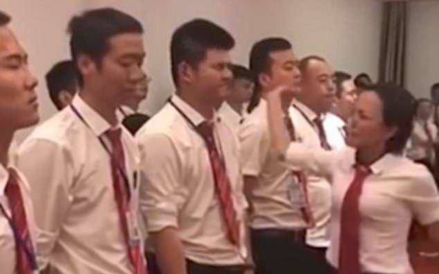 Từ chối chúc rượu sếp vì 10 năm nay không uống rượu, nhân viên nhận cái kết đau đớn