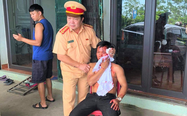 Trưởng phòng CSGT đập kính xe ô tô con giải cứu tài xế bị mắc kẹt sau tai nạn