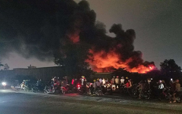 Cháy lớn ở nhà kho rộng hơn 3.000m2 tại khu công nghiệp Tân Tạo