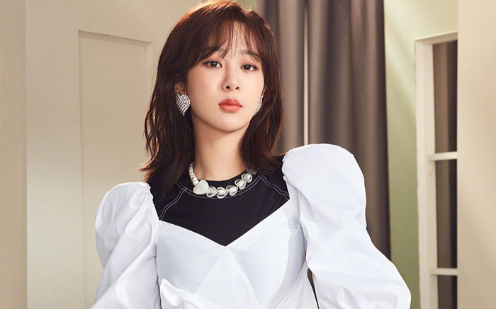 Dương Tử bị chê vì bộ ảnh quê mùa và gương mặt cứng đờ