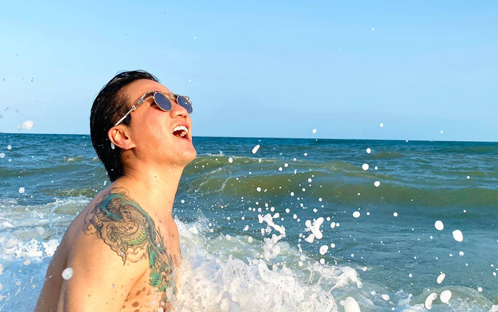 Cư dân mạng 'thót tim' với bộ ảnh khoe body táo bạo nhất suốt nhiều năm qua của Đàm Vĩnh Hưng