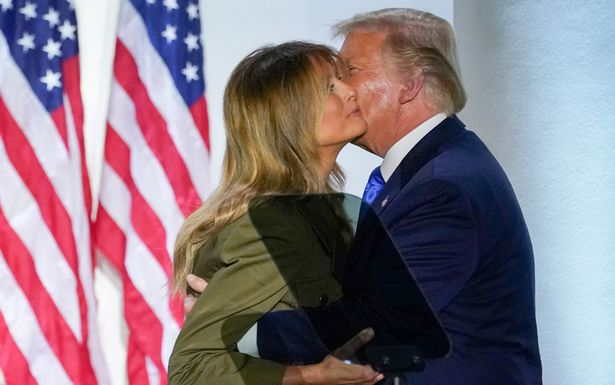 Bà Melania tránh hôn môi chồng