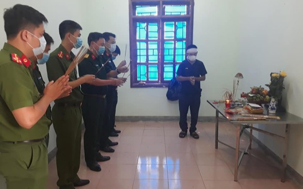 Cha mất, con lập bàn thờ vọng trong khu cách ly