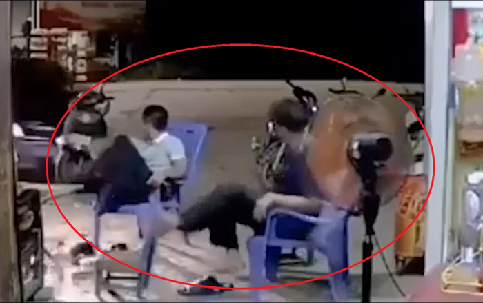 Clip: Khoảnh khắc ô tô mất lái lao lên vỉa hè và phản ứng cực nhanh của hai người đàn ông