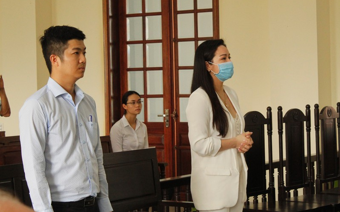 Nhật Kim Anh khiến fan xót xa với mái tóc điểm bạc trong phiên toà xét xử quyền nuôi con