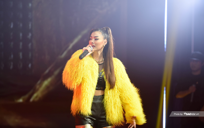 King Of Rap tập 4: Á hậu Kiều Loan mặc áo lông vũ, đi bốt đùi gợi cảm 'bùng cháy' trên sân khấu