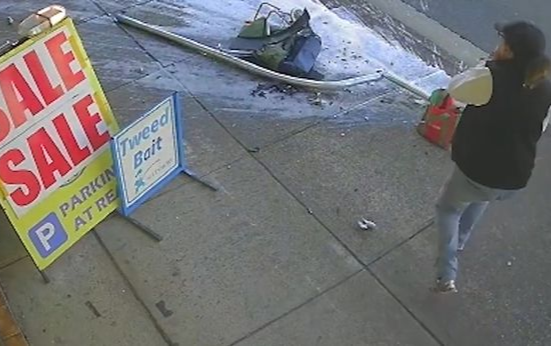 Quay đi khoảng 5 bước trước khi ô tô lao tới, người phụ nữ may mắn thoát chết