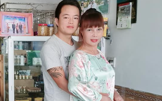 'Cô dâu 62 tuổi' đăng tải loạt ảnh mới bên chồng, lộ nhan sắc gây thất vọng