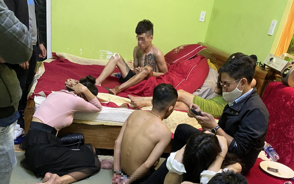 Bắt quả tang nhóm nam nữ thanh niên đang 'phê' ma túy dưới tầng hầm cách âm ở Đà Lạt
