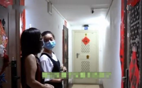 Thấy camera hàng xóm chiếu thẳng vào nhà, người phụ nữ liền đập vỡ vì sợ rước phải vận đen