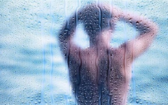 Tỉnh dậy lúc nửa đêm vì nghe thấy tiếng nước chảy, người phụ nữ phát hoảng khi thấy kẻ lạ đang tắm trong nhà