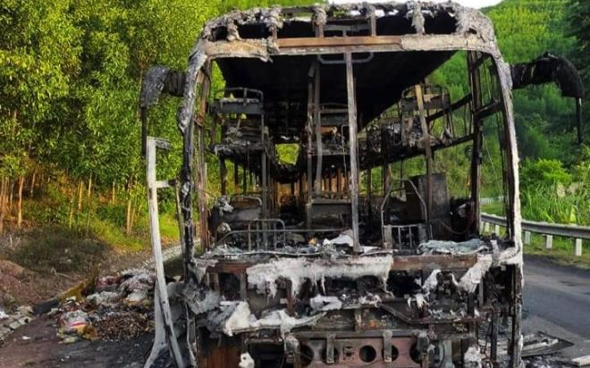 Xe khách giường nằm bất ngờ bốc cháy trong đêm, 40 hành khách may mắn thoát nạn