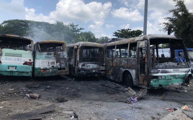 Cháy lớn tại bãi xe cũ ở TP.HCM, nhiều ô tô bị thiêu rụi