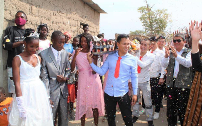 Dân tình thích thú trước loạt ảnh đám cưới của cặp đôi ở châu Phi nhưng do người Việt tổ chức, nhìn sang dàn bê tráp còn bất ngờ hơn!