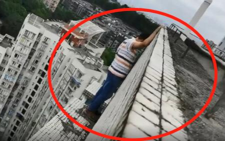 Nằm mơ thấy đang đứng ở sân thượng, người đàn ông tái mặt khi tỉnh mộng