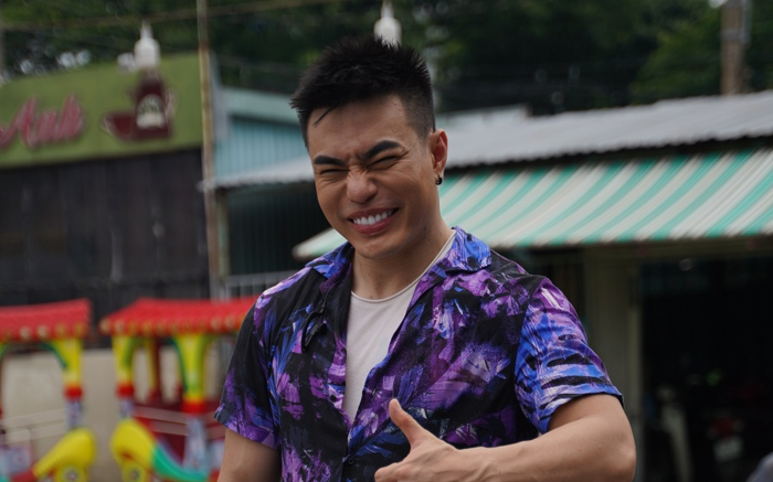 Lê Dương Bảo Lâm 'múa lụa' giữa chợ, 'khổ sở' khi bị khán giả nhận nhầm là Hoài Lâm