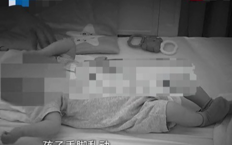 Đang ôm túi đựng thi thể con thì thấy động đậy, người đàn ông sốc nặng khi biết sự thật