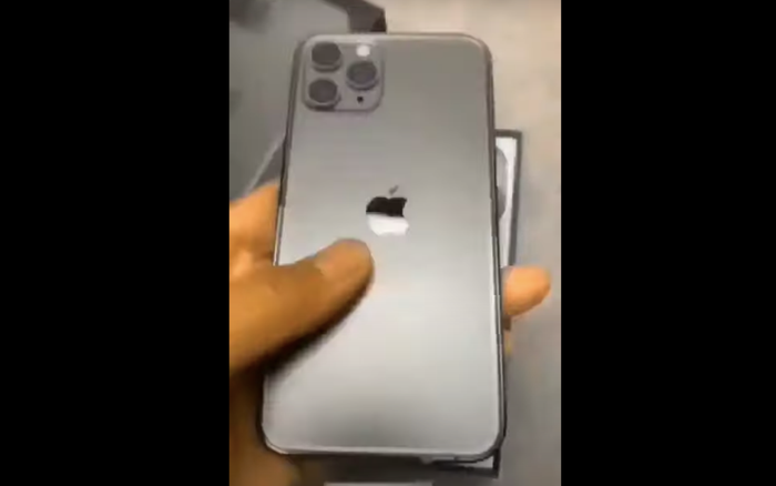 Nóng: iPhone 12 'bằng xương bằng thịt' lần đầu lộ diện trong video trên tay