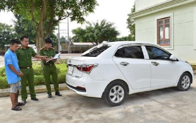 Bắt đối tượng dùng dây thắt lưng siết cổ tài xế taxi, cướp xe ô tô và điện thoại di động