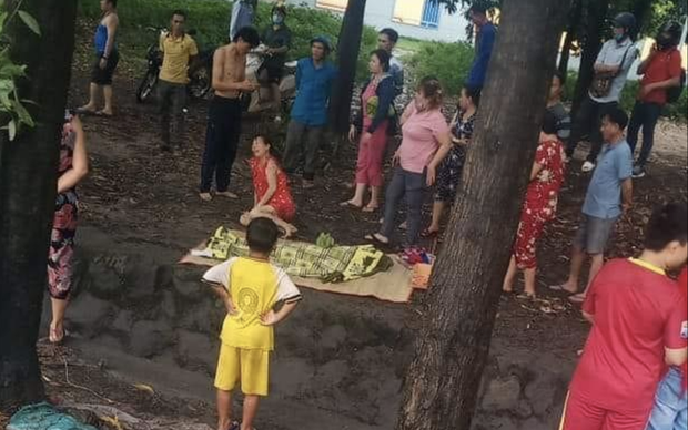 Bé gái rơi xuống mương nước tử vong lúc tắm mưa, mẹ khóc ngất khi tìm thấy thi thể con