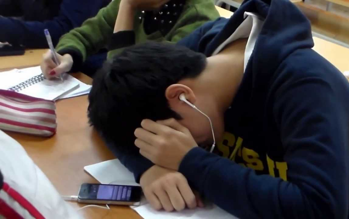 Nếu tới giảng đường đại học chỉ để điểm danh, ngủ và ăn, đừng lãng phí thời gian của bạn!