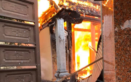 Nhà thờ họ ở Nghệ An bất ngờ bốc cháy dữ dội vào sáng 2/9