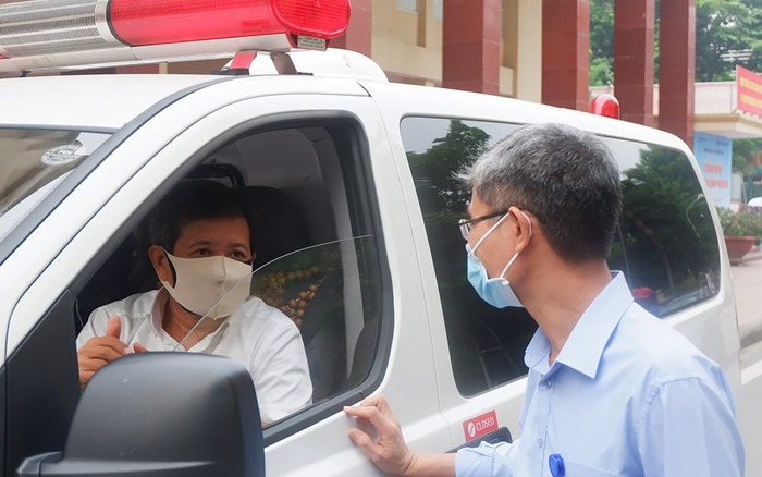 Ông Đoàn Ngọc Hải đi dép tổ ong, lái xe chở bệnh nhân nghèo từ Hà Nội về Hà Giang: 'Tôi không làm màu hay mong muốn sẽ được nổi tiếng'