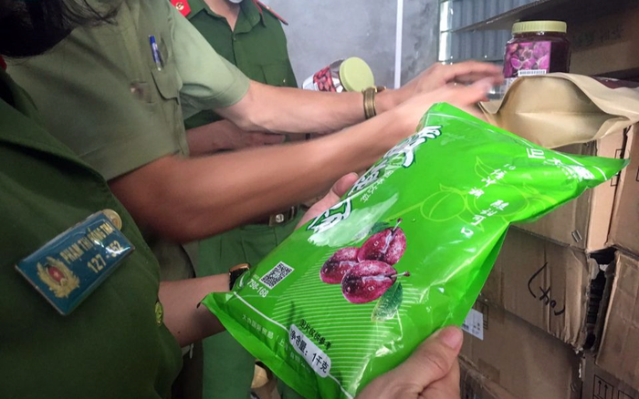 Bắt giữ gần 10 tấn nguyên liệu làm trà sữa, siro trái cây trong kho hàng ẩm mốc chuẩn bị 'tuồn' đến các cửa hàng