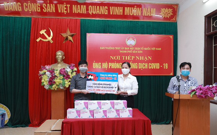 Hoàng Hồng Quang và cộng đồng YouTube Game tặng 75.000 khẩu trang y tế phòng dịch