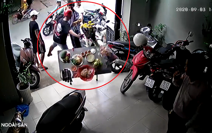 Clip nam thanh niên 'tiện tay' hất đổ mâm cúng rằm tháng 7 khiến cư dân mạng 'dậy sóng'